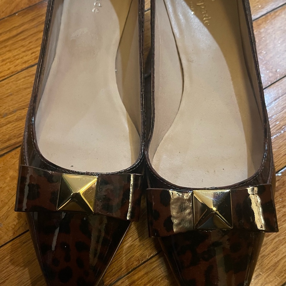 Kate Spade Leopard Print Shoes with Gold Accent. EUC